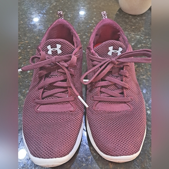Under Armour sz 6 woman's running shoe -Burgundy Color - Picture 3 of 5
